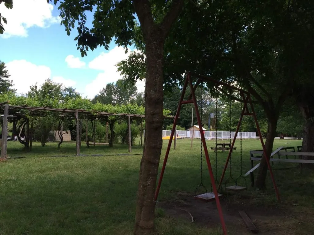 Piscina grande del camping Río Laja llena de bañistas en temporada de verano